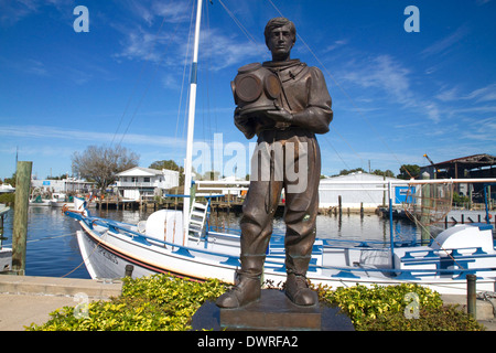 Statua di un subacqueo in spugna sul lungomare a Tarpon Springs, in Florida, Stati Uniti d'America. Foto Stock