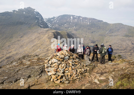 Gruppo di escursionisti a piedi su sentiero fino Y Lliwedd montagna con Mount Snowdon oltre nel Parco Nazionale di Snowdonia North Wales UK Gran Bretagna Foto Stock