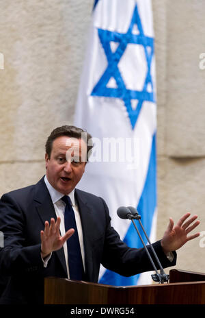 Gerusalemme, Israele. Xii Mar, 2014. La visita del Primo Ministro britannico David Cameron affronta la Knesset (parlamento) a Gerusalemme, il 12 marzo 2014. Primo Ministro britannico David Cameron Mercoledì ha invitato la Knesset (parlamento) a raggiungere per la storica pace con i palestinesi, durante la sua prima visita in Israele come primo ministro. Credito: piscina/Jim Hollander/Xinhua/Alamy Live News Foto Stock