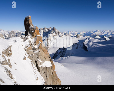 Le Piton Sud sperone di roccia sulla Aiguille du Midi nel massiccio del Monte Bianco. Chamonix-Mont-Blanc, Haute Savoie, Rhone-Alpes, Francia, Europa Foto Stock