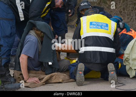 Anti-fracking dimostranti presso Barton Moss bloccano la strada di accesso alla piattaforma di perforazione con due manifestanti usando un dispositivo di bloccaggio sul dispositivo' Foto Stock