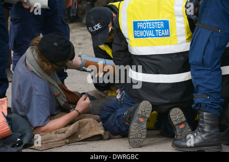 Anti-fracking dimostranti presso Barton Moss bloccano la strada di accesso alla piattaforma di perforazione con due manifestanti usando un dispositivo di bloccaggio sul dispositivo' Foto Stock