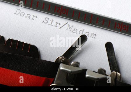 Close-up del vecchio nastro per macchine da scrivere e tipo di font su un foglio di carta. Foto Stock