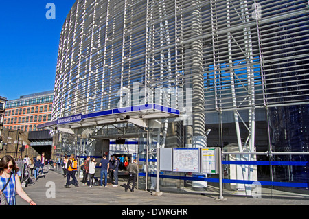 Ingresso Nord di Blackfriars Station su Queen Victoria Street, City of London, Londra, Inghilterra, Regno Unito Foto Stock