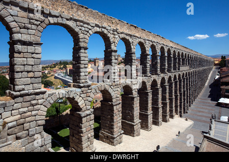 The Roman Aqueduct in the city of Segovia in the Castilla-y-Leon region of central Spain. Foto Stock