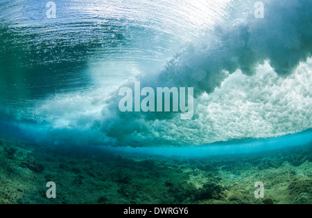 Vista subacquea unica di un'onda che si infrange su una barriera corallina Nelle Maldive Foto Stock