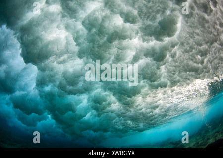 Vista subacquea unica di un'onda che si infrange su una barriera corallina Nelle Maldive Foto Stock