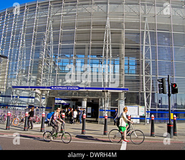 Ingresso Nord di Blackfriars Station su Queen Victoria Street, City of London, Londra, Inghilterra, Regno Unito Foto Stock