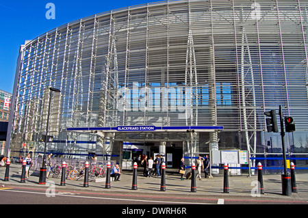 Ingresso Nord di Blackfriars Station su Queen Victoria Street, City of London, Londra, Inghilterra, Regno Unito Foto Stock