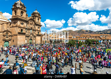 Cuzco, Perù - Luglio 12, 2013: persone al festival in Plaza de Armas di Cuzco Perù su luglio 12th, 2013 Foto Stock