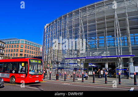 Ingresso Nord di Blackfriars Station su Queen Victoria Street, City of London, Londra, Inghilterra, Regno Unito Foto Stock
