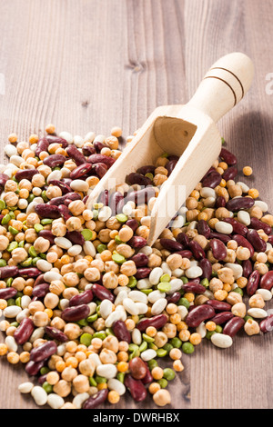 Mix di bianco e rosso di fagiolo stringa, lenticchia, verde e piselli gialli Foto Stock