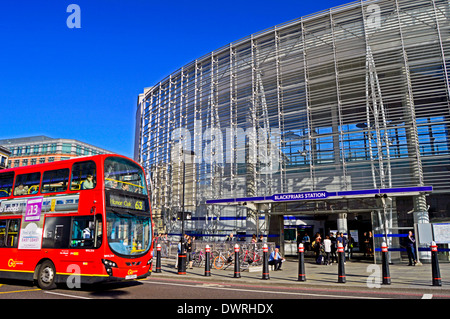 Ingresso Nord di Blackfriars Station su Queen Victoria Street, City of London, Londra, Inghilterra, Regno Unito Foto Stock