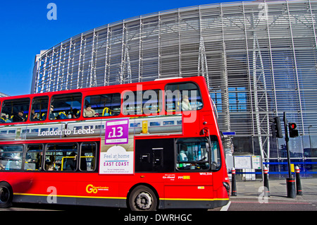 Ingresso Nord di Blackfriars Station su Queen Victoria Street, City of London, Londra, Inghilterra, Regno Unito Foto Stock