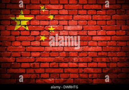 Parete di mattoni dipinto con la bandiera della Repubblica popolare cinese Foto Stock