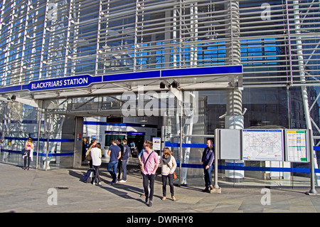 Ingresso Nord di Blackfriars Station su Queen Victoria Street, City of London, Londra, Inghilterra, Regno Unito Foto Stock