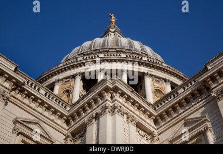 Guardando verso la cupola di Saint Paul Cathedral visto contro un cielo blu chiaro. Foto Stock