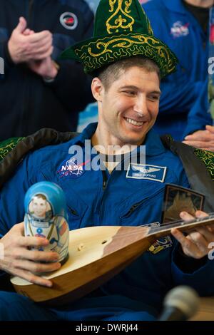 Aeroporto di Karaganda in Kazakhstan. 11 marzo, 2014. Spazio internazionale membro Expedition 38 astronauta Mike Hopkins della NASA sorrisi con i suoi doni di tradizionale abbigliamento kazako e una Bambola matrioska durante una cerimonia di benvenuto dopo lo sbarco in una Soyuz TMA-10M veicolo spaziale 11 marzo 2014 tenutasi presso l'aeroporto di Karaganda in Kazakhstan. Hopkins, Kotov e Ryazanskiy è tornato a terra dopo cinque mesi e mezzo a bordo della Stazione Spaziale Internazionale. Credito: Planetpix/Alamy Live News Foto Stock