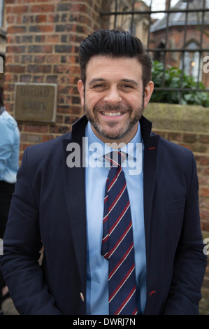 Adam Richman dell uomo Vs cibo presenter lasciando Oxford europea dopo il suo discorso. Foto Stock