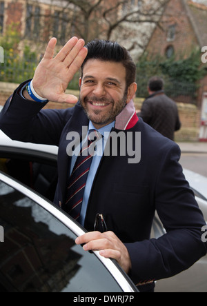 Adam Richman dell uomo Vs cibo presenter lasciando Oxford europea dopo il suo discorso. Foto Stock