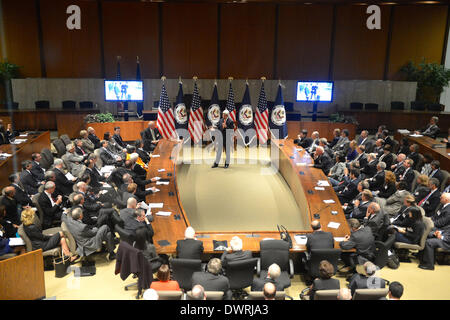 Washington DC, Stati Uniti d'America . Undicesimo Mar, 2014. Il Segretario di Stato americano John Kerry detiene un municipio incontro con top diplomatici durante il Global Capi di Missione in una conferenza presso il Dipartimento di Stato Marzo 11, 2014 a Washington D.C. Credito: Planetpix/Alamy Live News Foto Stock