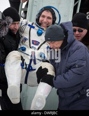 Aeroporto di Karaganda in Kazakhstan. 11 marzo, 2014. Spazio internazionale membro Expedition 38 astronauta Mike Hopkins della NASA è sollevata al di fuori della capsula Soyuz dopo lo sbarco in una Soyuz TMA-10M veicolo spaziale 11 marzo 2014 vicino alla città di Zhezkazgan, Kazakistan. Hopkins, Kotov e Ryazanskiy è tornato a terra dopo cinque mesi e mezzo a bordo della Stazione Spaziale Internazionale. Credito: Planetpix/Alamy Live News Foto Stock