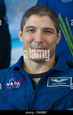 Aeroporto di Karaganda in Kazakhstan. 11 marzo, 2014. Spazio internazionale membro Expedition 38 astronauta Mike Hopkins della NASA Sorrisi durante una cerimonia di benvenuto dopo lo sbarco in una Soyuz TMA-10M veicolo spaziale 11 marzo 2014 tenutasi presso l'aeroporto di Karaganda in Kazakhstan. Hopkins, Kotov e Ryazanskiy è tornato a terra dopo cinque mesi e mezzo a bordo della Stazione Spaziale Internazionale. Credito: Planetpix/Alamy Live News Foto Stock