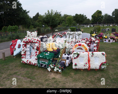 Visualizza stravagante di fiori in un cimitero di Londra Foto Stock