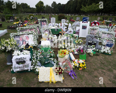 Visualizza stravagante di fiori in un cimitero di Londra Foto Stock