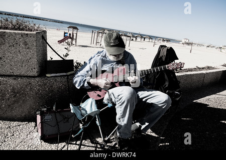 Busker su Tel Aviv fronte spiaggia con chitarra Foto Stock