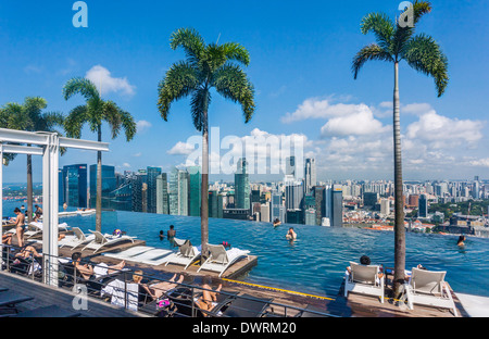 Singapore, infinity piscina presso il Sands SkyPark sulla 57th piani della Marina Bay Sands Hotel Foto Stock
