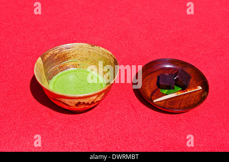 Giapponese del tè verde con "wagashi' dolci serviti a Kamakura, Giappone Foto Stock