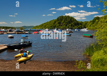 Kayak a Balmaha cantiere sul Loch Lomond. Inchcailloch è in background. Foto Stock