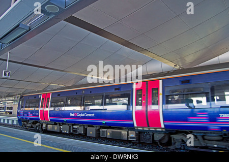 Blackfriars Stazione ferroviaria platform che mostra il treno, City of London, Londra, Inghilterra, Regno Unito Foto Stock