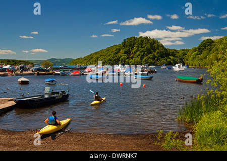 Kayak a Balmaha cantiere sul Loch Lomond. Inchcailloch è in background. Foto Stock