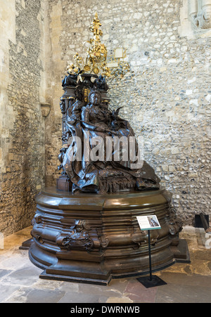 Seduto statua della regina Victoria del Regno Unito nella Great Hall, Winchester Castle, Hampshire, Inghilterra, Regno Unito Foto Stock