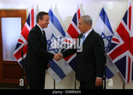 Gerusalemme, Israele. Xii Mar, 2014. Il Primo Ministro israeliano Benjamin Netanyahu (R) stringe la mano con il Primo Ministro britannico David Cameron durante una conferenza stampa a Gerusalemme il 12 marzo 2014. David Cameron Mercoledì ha esortato Israele a fine insediamento ebraico costruzione israeliano-palestinese occupata terre. Credito: piscina/Xinhua/Alamy Live News Foto Stock