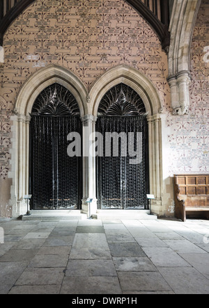 Il battuto cancelli in acciaio all'interno della grande sala del castello di Winchester in Hampshire, Inghilterra, Regno Unito Foto Stock