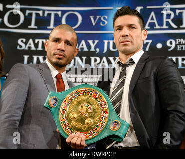 Beverly Hills, CA. Xii Mar, 2014. Tre-division campione del mondo e di Puerto Rico Miguel Cotto(L) pongono con World Boxing Consiglio (WBC)/l'anello middleweight champion Argentina del Serigo Martinez(R) durante una Los Angeles Conferenza stampa mercoledì. I due saranno in lotta per il Mondiale Campionato Middleweight collisione che avrà luogo sabato 7 giugno presso il 'Mecca del pugilato, ' Madison Square Garden.Foto da Gene Blevins/LA DailyNews/ZUMAPRESS Credit: Gene Blevins/ZUMAPRESS.com/Alamy Live News Foto Stock