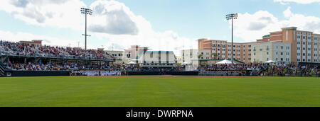 Marzo 12, 2014 - Orlando, FL, U.S: le ventole e i giocatori a Jay Bergman campo durante l'inno nazionale prima della data di inizio del NCAA baseball gioco azione tra la Florida State Seminoles e i cavalieri UCF. FSU sconfitto UCF 18-1 a Jay Bergman Campo in Orlando, FL Foto Stock