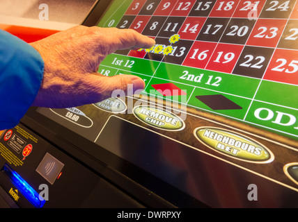 Fixed Odds roulette macchina (FOBT fixed odds betting terminale) in Bookmakers. Regno Unito Foto Stock