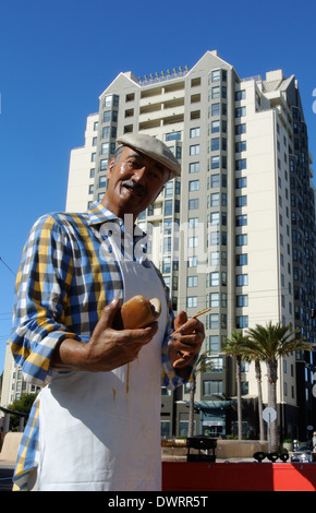 Scultura dell'artista Seward Johnson intitolato " hot dog venditore" in piedi la Fillmore cortile centrale in San Francisco Foto Stock