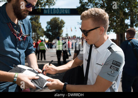 Melbourne, Victoria, Australia. 13 Mar, 2014. Kevin Magnussen (DEN) dal team McLaren Mercedes segni un autografo al 2014 Australian Formula One Grand Prix all'Albert Park di Melbourne, Australia. Sydney bassa/Cal Sport Media/Alamy Live News Foto Stock