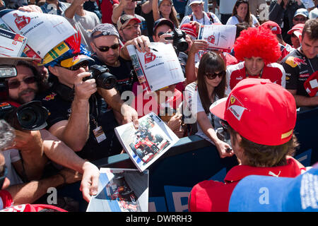 Melbourne, Victoria, Australia. 13 Mar, 2014. Fernando Alonso (ESP) dalla Scuderia Ferrari del team firma autografi al 2014 Australian Formula One Grand Prix all'Albert Park di Melbourne, Australia. Sydney bassa/Cal Sport Media/Alamy Live News Foto Stock