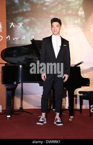 Taipei Cinese. Xii Mar, 2014. Il cantante Dawen rilasciare il suo nuovo album in Taipei, Cina mercoledì 12 marzo, 2014. © TopPhoto/Alamy Live News Foto Stock