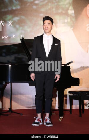 Taipei Cinese. Xii Mar, 2014. Il cantante Dawen rilasciare il suo nuovo album in Taipei, Cina mercoledì 12 marzo, 2014. © TopPhoto/Alamy Live News Foto Stock