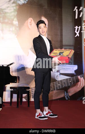 Taipei Cinese. Xii Mar, 2014. Il cantante Dawen rilasciare il suo nuovo album in Taipei, Cina mercoledì 12 marzo, 2014. © TopPhoto/Alamy Live News Foto Stock