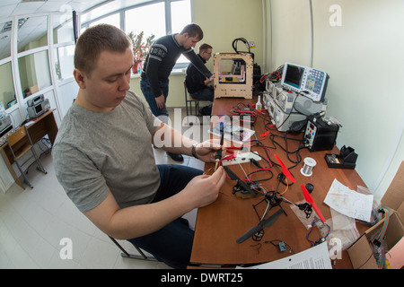 Gli studenti nel dipartimento di ingegneria Umnik di Altai Università Statale Siberia Russia Asia Fron studente è rendere elicottero Foto Stock