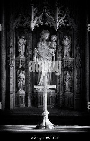 Altare d'argento croce davanti a Maria e Gesù in San Giovanni Battista, Chiesa, burford, Cotswolds, Oxfordshire, Inghilterra. Monocromatico Foto Stock