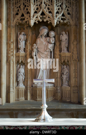 Altare d'argento croce davanti a Maria e Gesù in San Giovanni Battista, Chiesa, burford, Cotswolds, Oxfordshire, Inghilterra Foto Stock